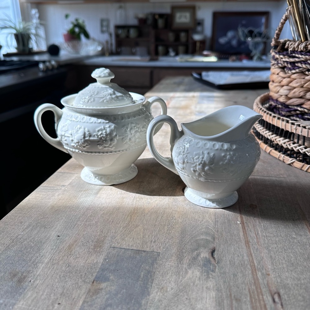 Vintage Wedgewood Wellesley China sugar and creamer set